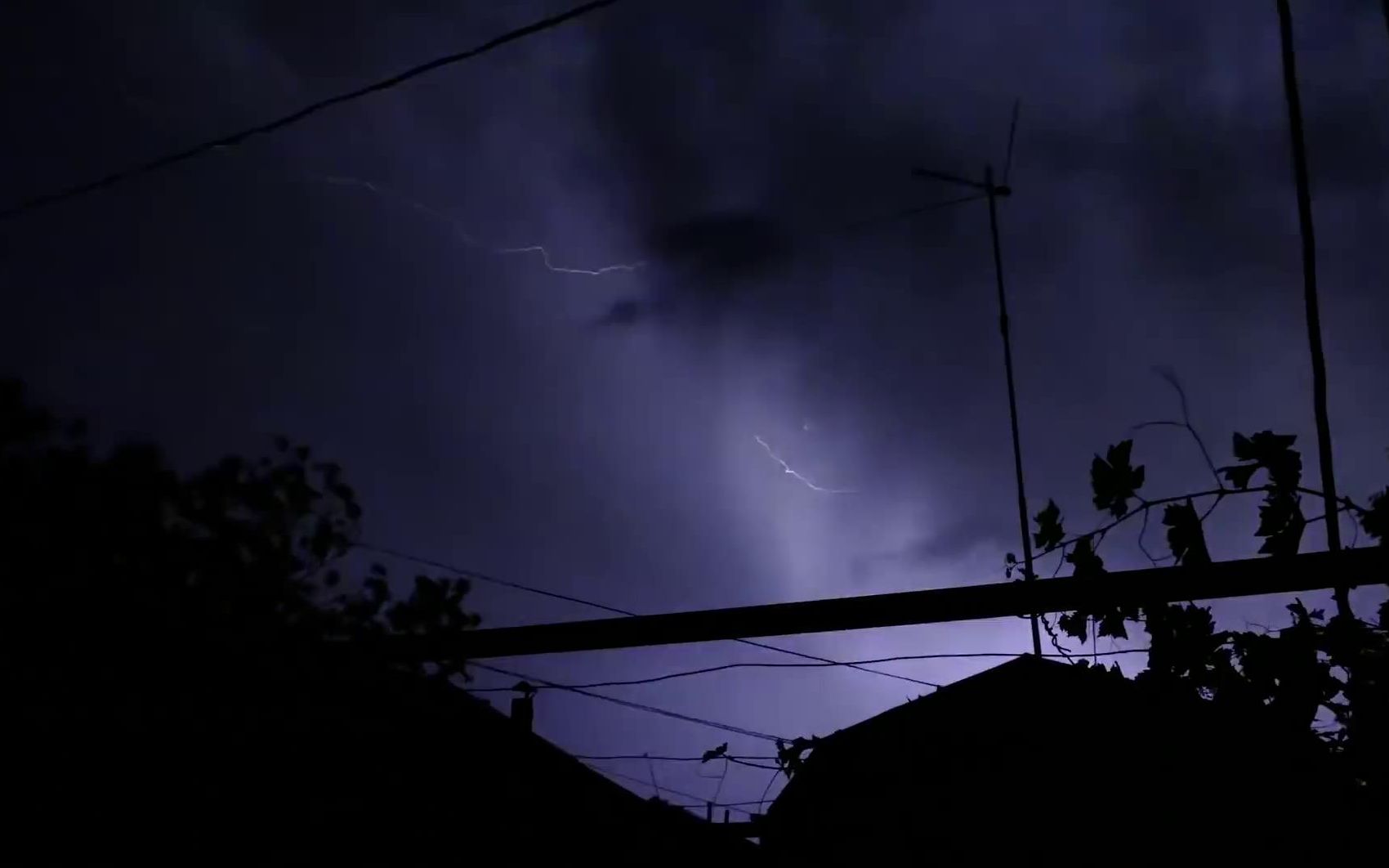 [图]9小时真正的大雷雨和闪电在晚上-雨和雷声为睡眠