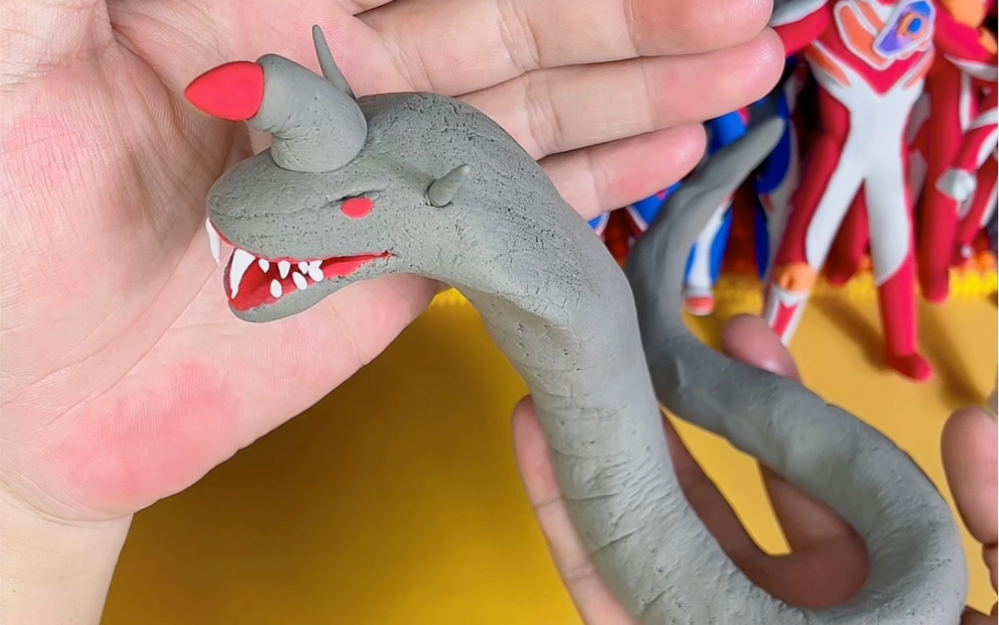 用粘土捏超简单的奥特曼怪兽地普拉斯