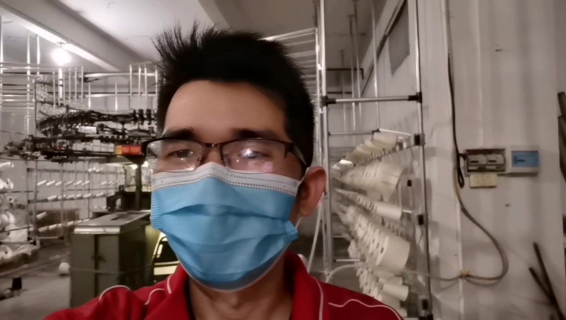 风雨中的逆行者广东佛山张槎打工仔冒着狂风暴雨去上班淋湿了