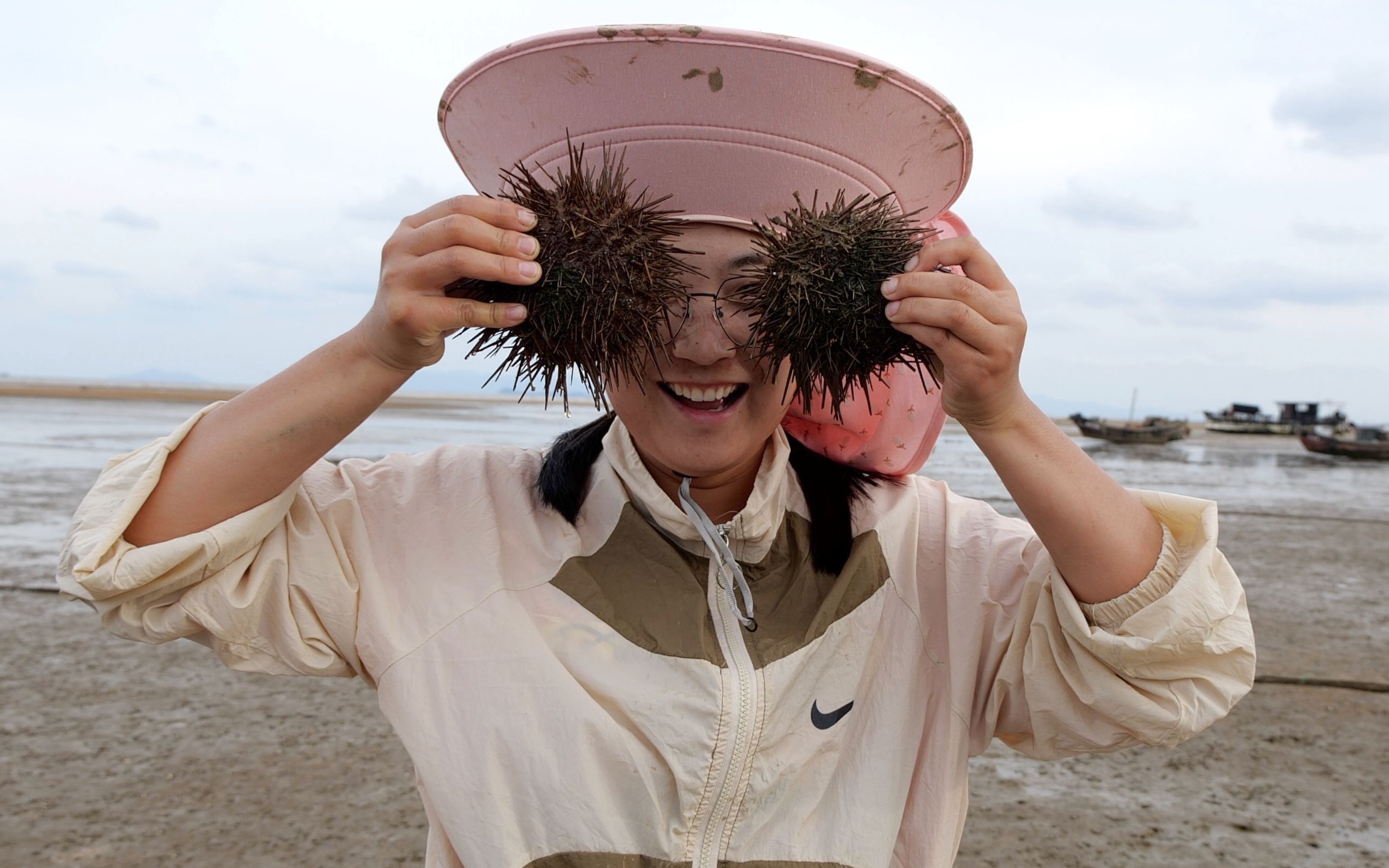狂风暴雨过后,大梅赶海收获一对大海胆!