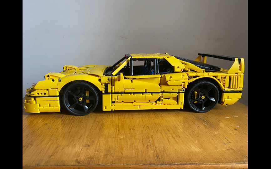 3000多块积木拼搭法拉利经典车型f40,sp3套内moc,但是黄色的