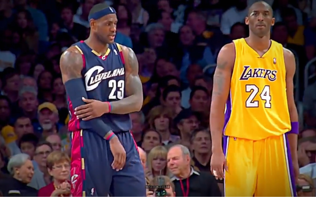 詹姆斯模仿科比拉开单打手势,真让人泪目