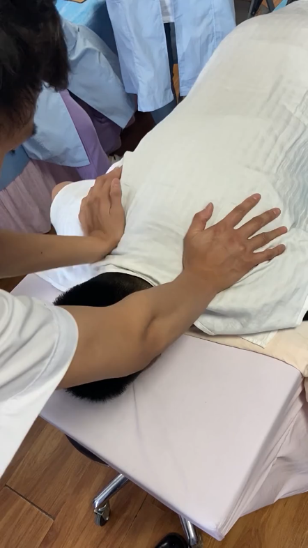 推拿揉肩膀.用右手掌心置于左肩上方,自上