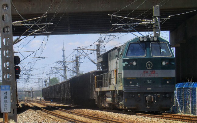 苏抚线下行43183次货运列车通过榆树台站,本务机车沈局吉段hxn5 0535