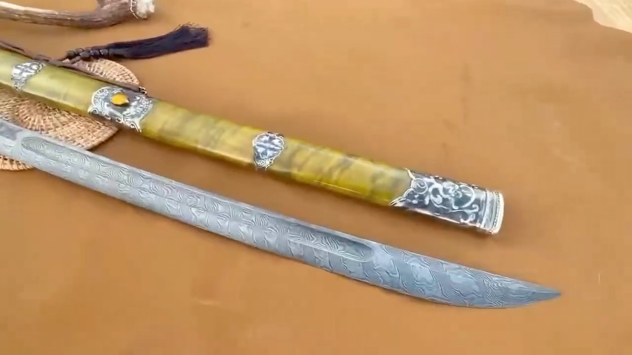 高货,户撒刀王项老塞锻打,刀柄采用原生态鹿角制作,刀鞘采用稀少的