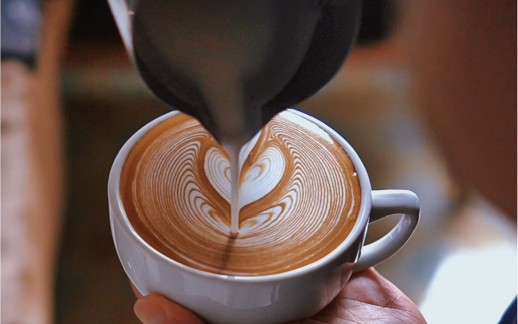 咖啡拉花压纹拿铁