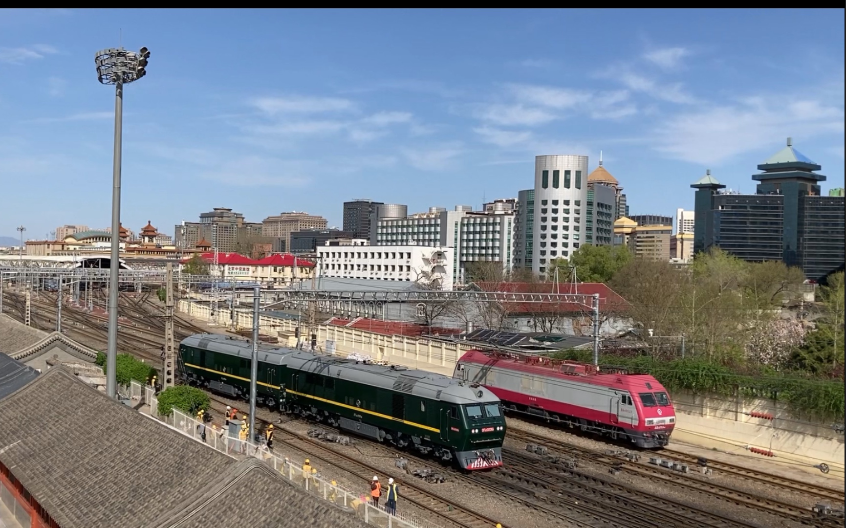 df11z和ss9g同时驶入北京站两个车即将分道扬镳太搞笑