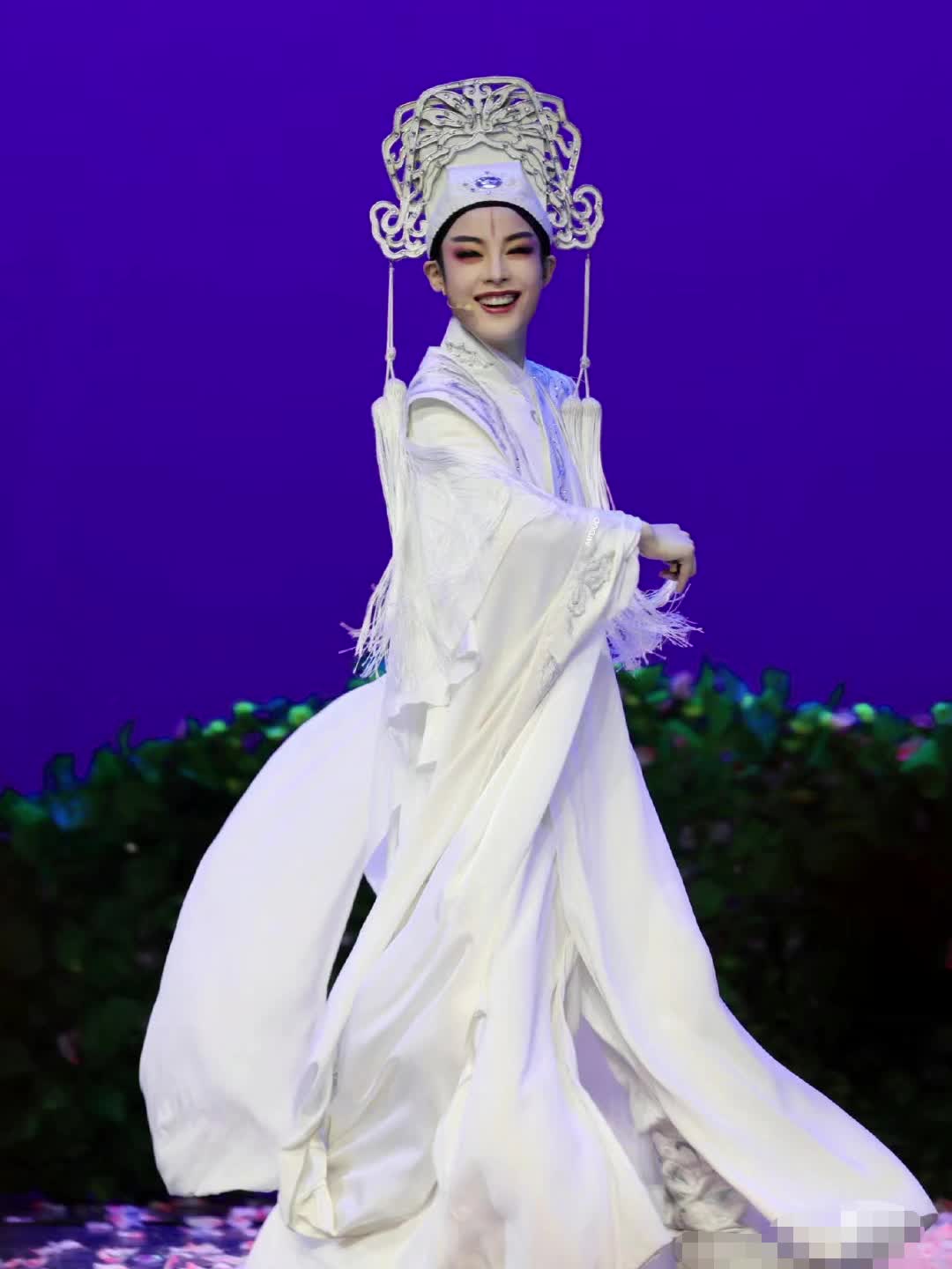 关注君君的舞台,远离君君的台下生活!尊重她们的生活故事!网图侵删.