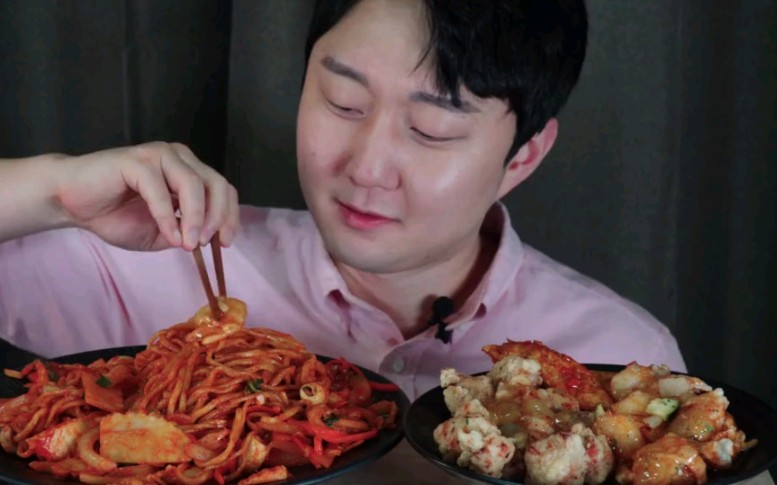 【韩国吃播】韩国吃播屋塔房小哥吃炒海鲜面和糖醋肉