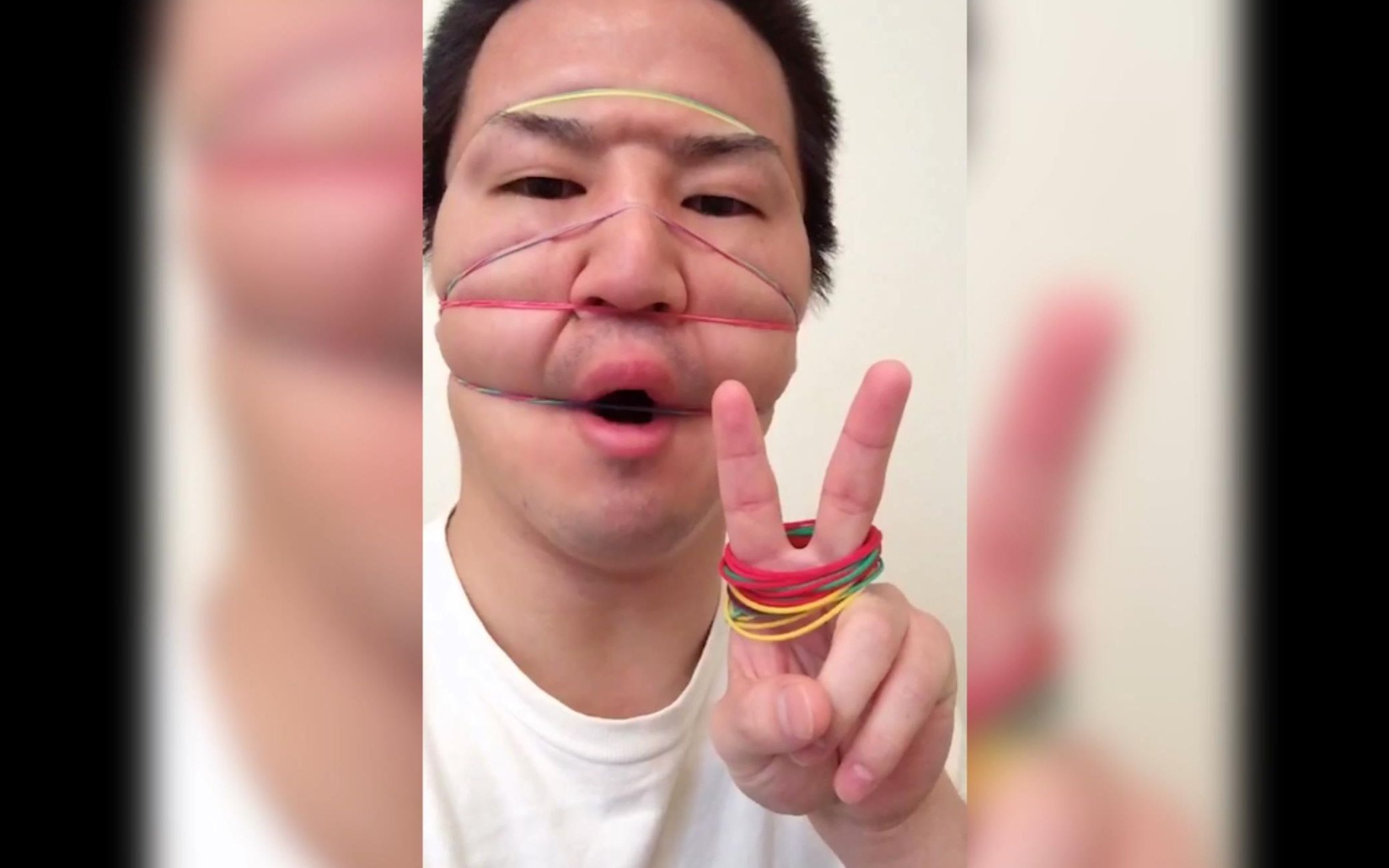 [19] 搞笑大叔挑战脸上边套皮筋边唱歌 - 快来看看歪果仁的沙雕日常