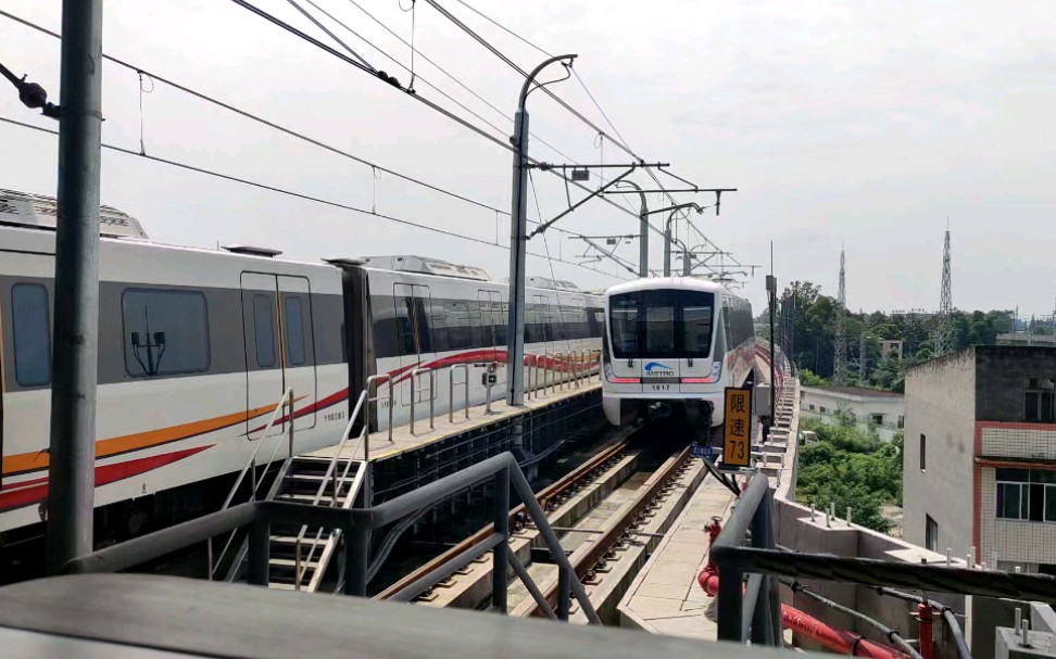 成都地铁10号线高架段列车进出站