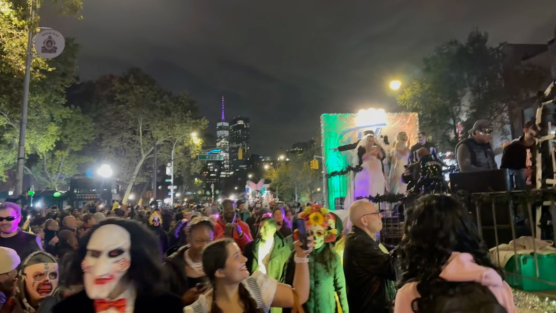 纽约万圣节超五万人参与