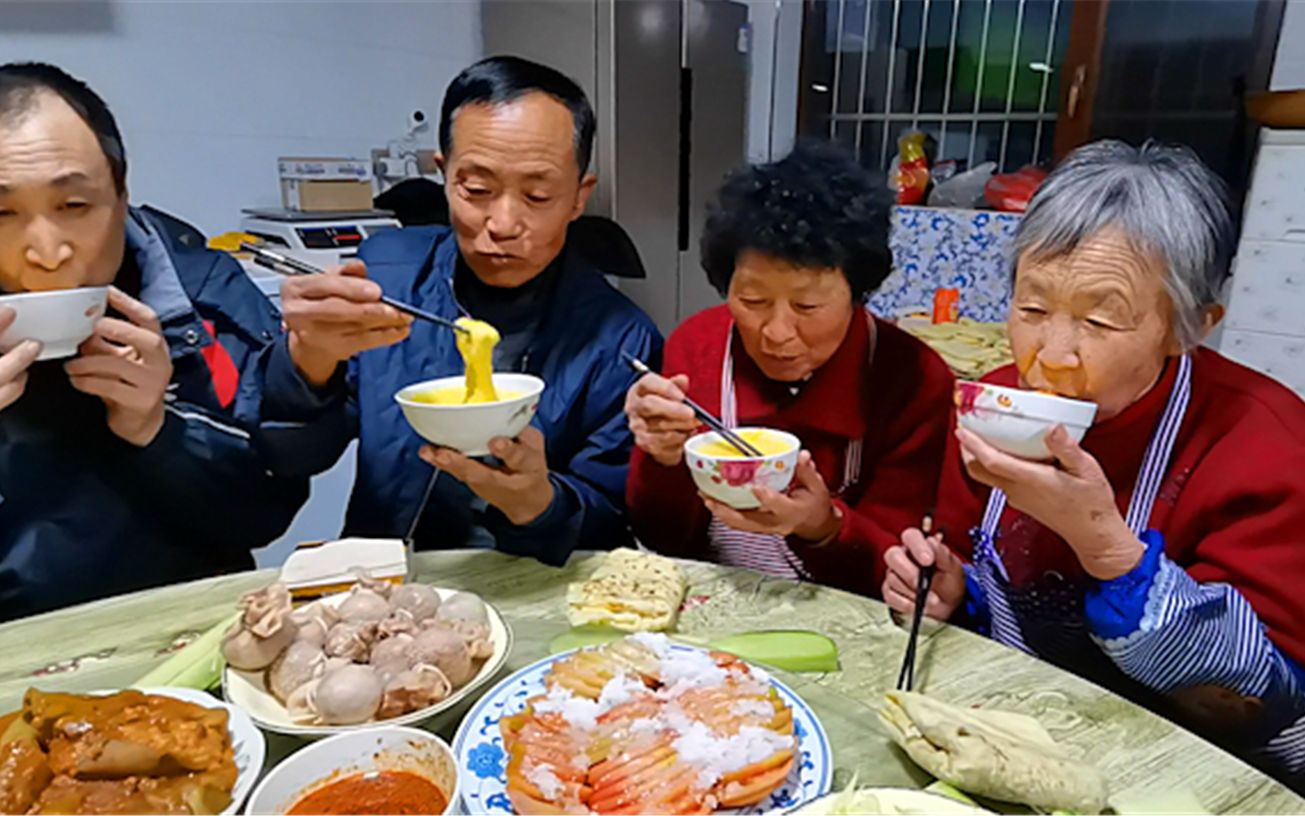 东北大妈做一大锅小碴子粥,家人捧碗喝的真香,吃饱了唱歌更热闹哔哩哔哩bilibili