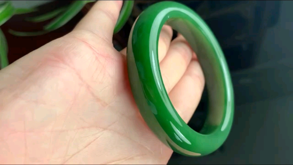 和田玉碧玉阳绿正装手镯58口径 俄碧 品相完美 无黑点无裂油润的阳