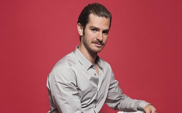 [图]【安德鲁加菲尔德】Andrew Garfield built us an Ikea chair.【英文未汉化】