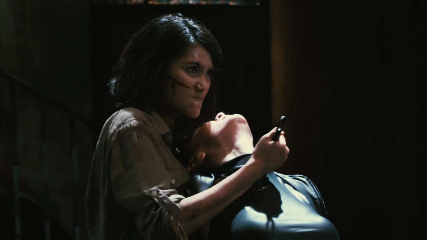 皮衣皮裤大灯女反派占据上风大意小腹中刀后被杀