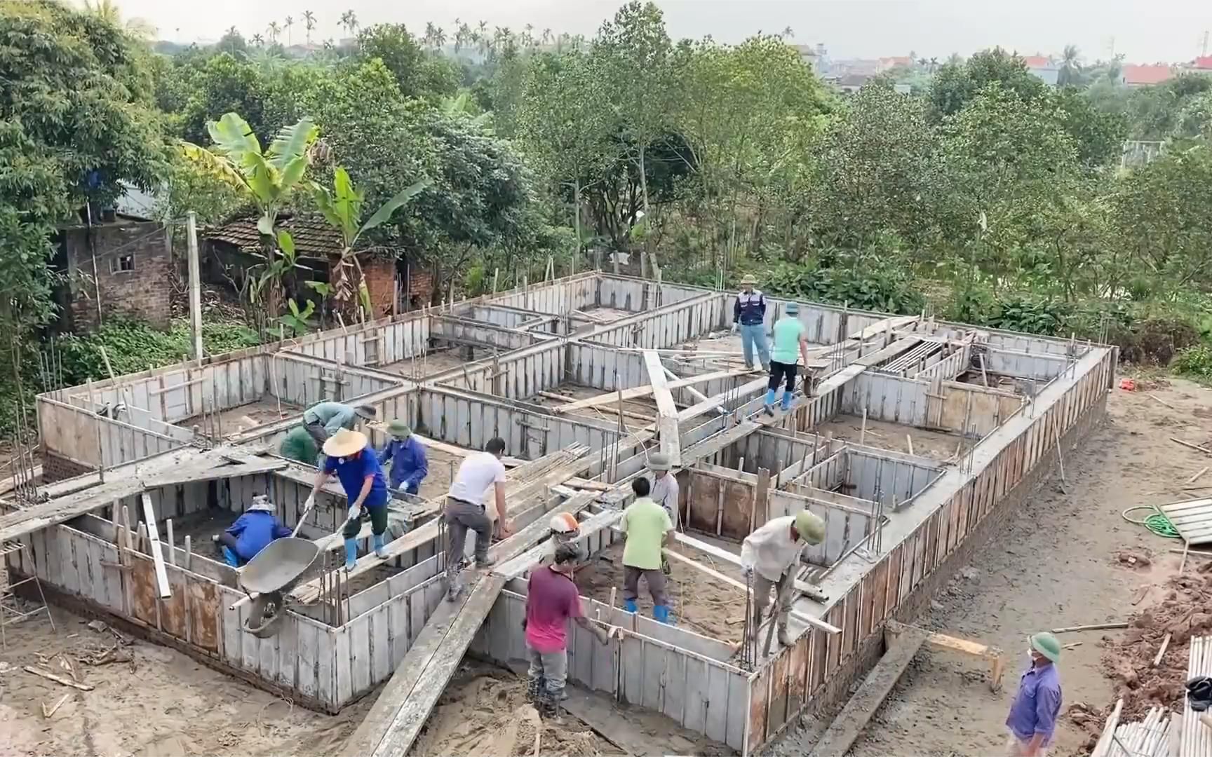 [图]邻居在田里盖大楼用竹竿，我笑他偷工减料，结果看见施工震撼住了