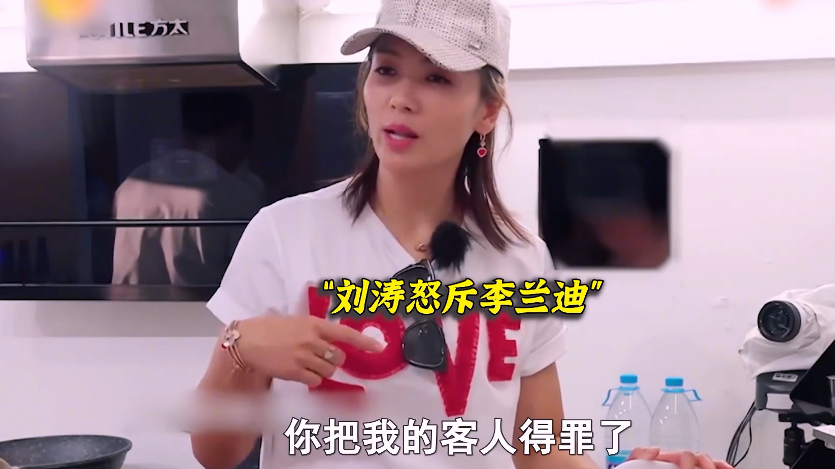 明星下属竟将客人赶出客栈,老板刘涛得知后当场大怒,将其怼的哑口无言