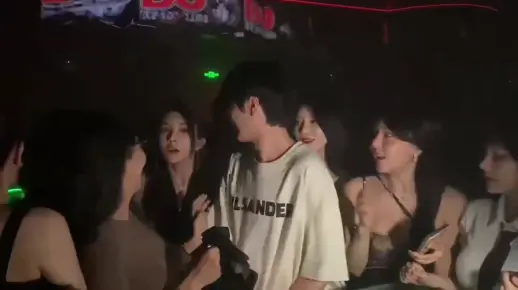 成都酒吧里被美女包围的帅哥