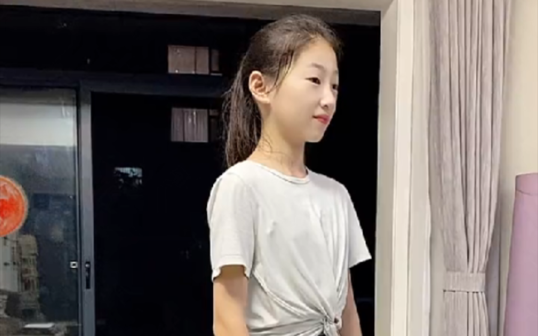 是小葛呀:爱跳舞的小姑娘