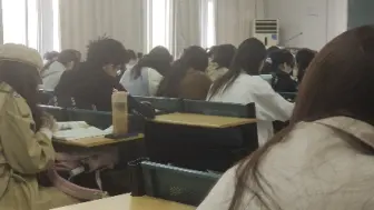 Скачать видео: 高中要好好学啊，来到这种二本学校，老师上课自导自演，下面学生也不听，学生觉得老师la，老师觉得学生菜，两个一起混