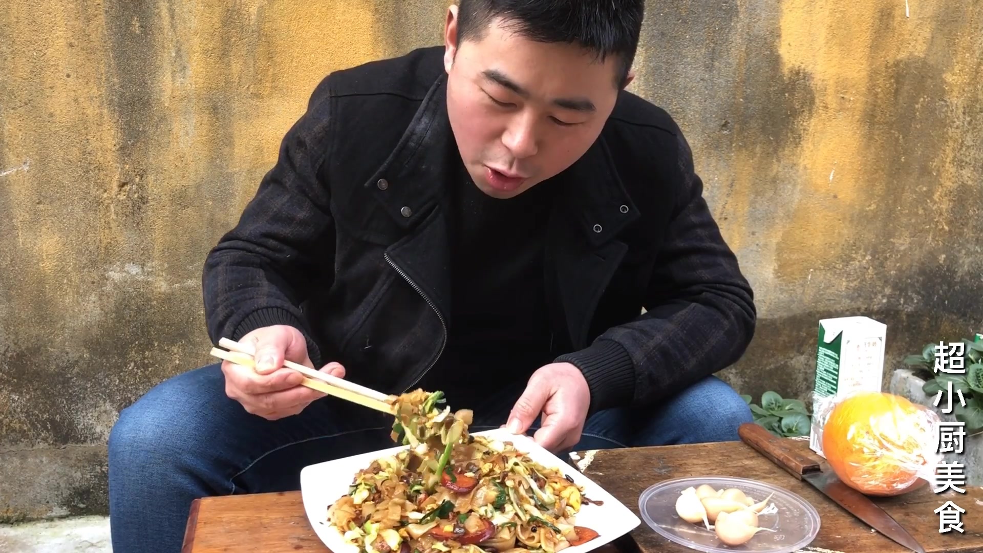 超小厨花5块钱买2斤河粉,用家乡调料炒一大盘,大口猛吃真馋人_哔哩