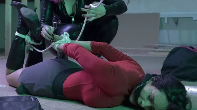 国外女中计被驷马捆绑