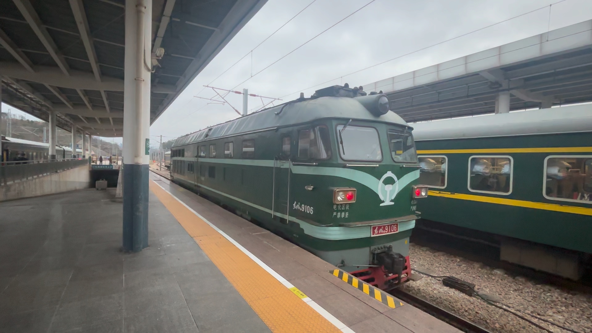 南局向段df4b-9106单机通过赣州站