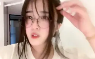 Download Video: 《胆小好色》当着烈女面脱光了，她捂着脸不敢看，直到技师按摩按到胸的时候，烈女居然在门口偷看，她居然在偷看我蜜蜜！！！！！！！！！！！！！！！！