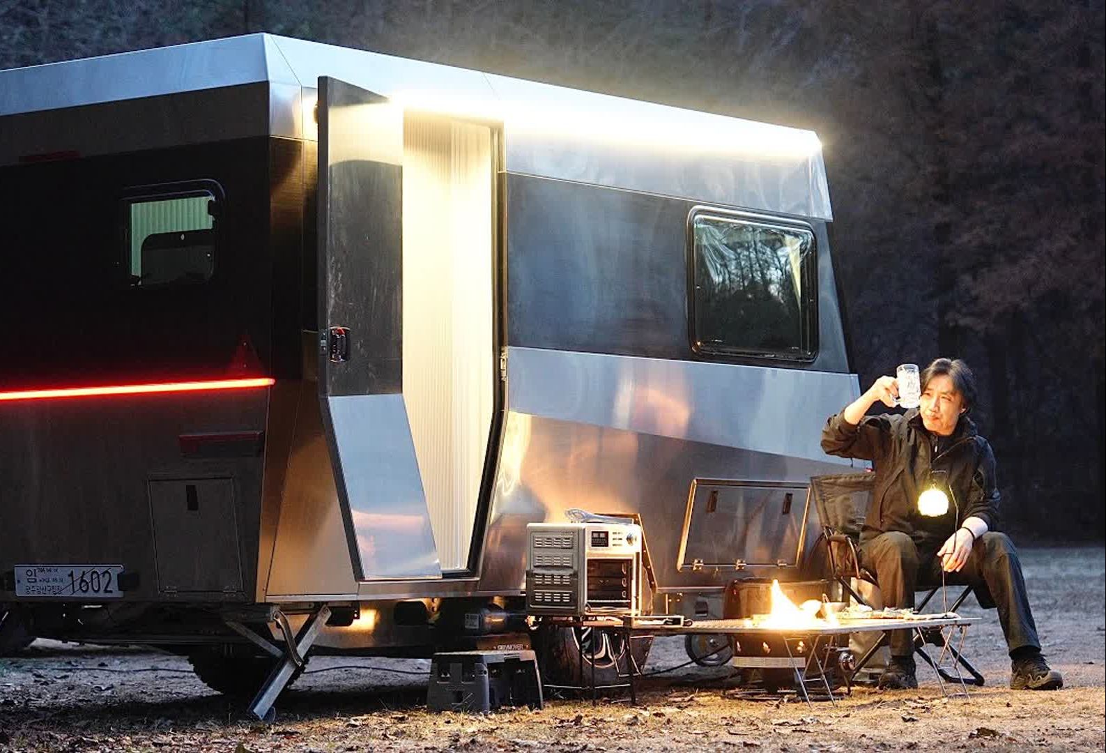 这才是土豪公子哥,拖着14万的特斯拉网络房车,野外畅享豪华露营