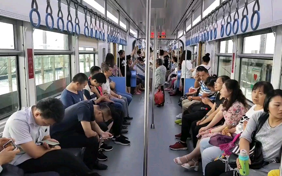 小伙第一次坐重庆轻轨感觉和地铁区别不大但座位要比地铁多多了