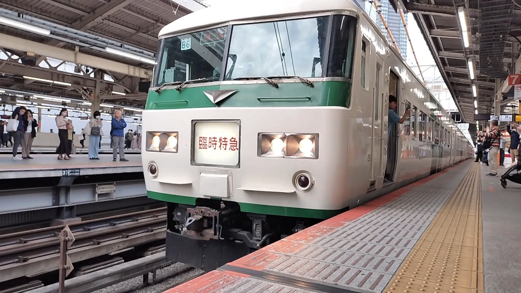 还能跑就好!jr东日本185系特急列车b6编成进站/出站