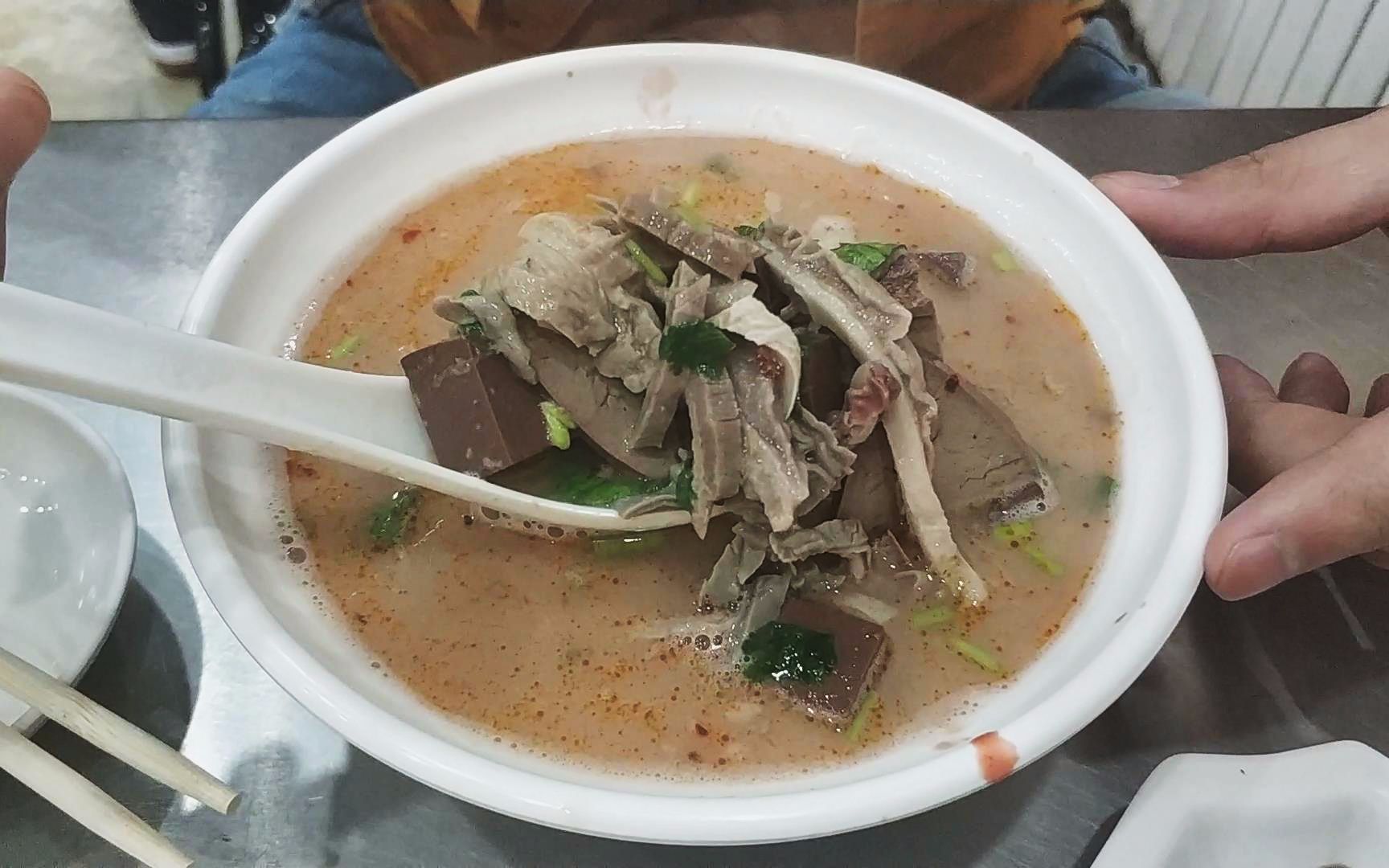 这是天津河东最有名的羊汤?配一盘酱牛肉,两个火烧,直接吃撑了