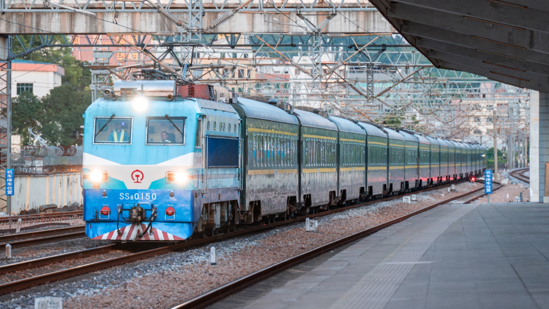 速度137!漆面艳丽的ss8牵引直特列车高速通过