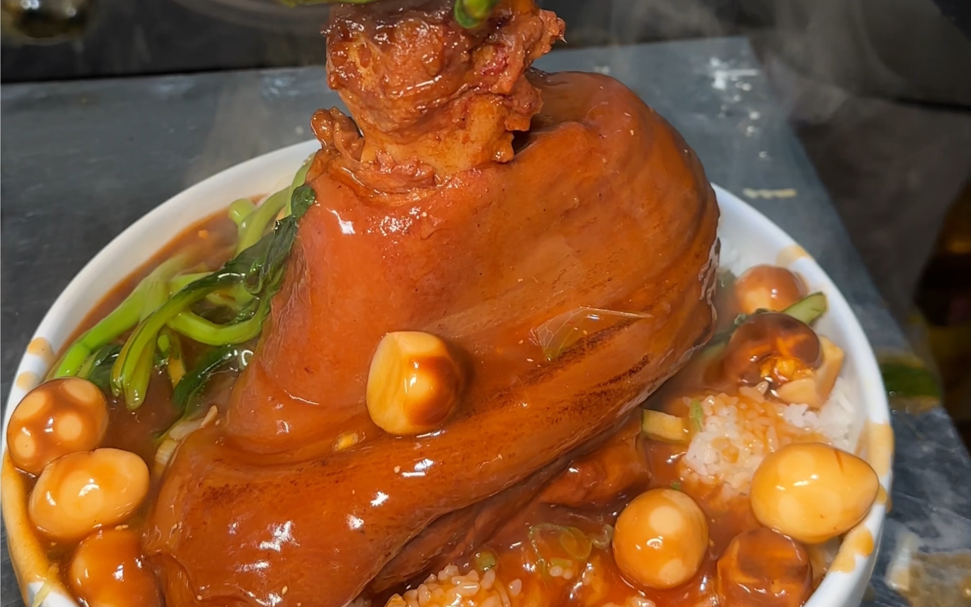 吃不吃沈阳的肘子盖饭68一份,三个人都吃不完.