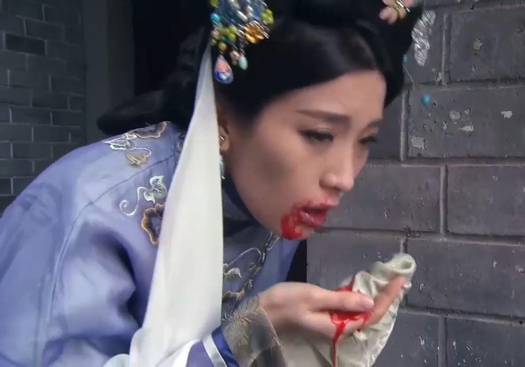 古装美女中毒吐血