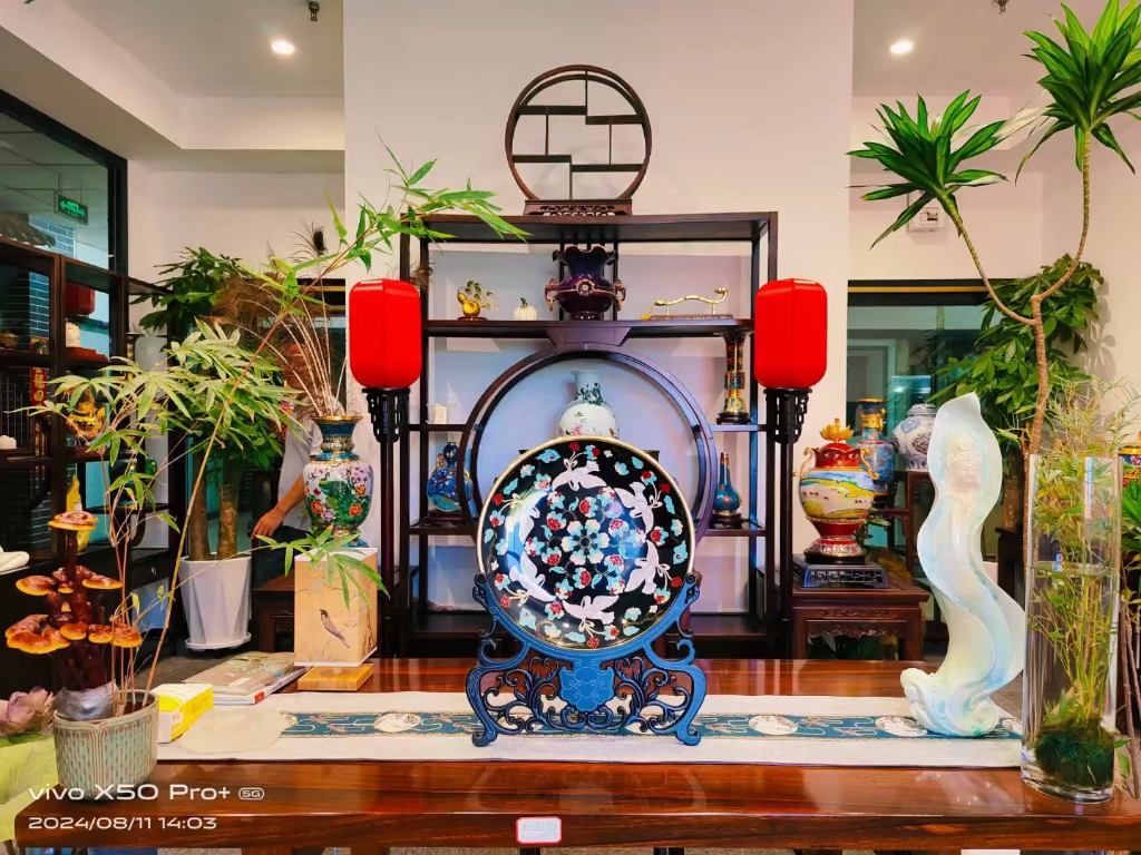 景泰蓝《和平鸽大圆盘》常沙娜老师作品实物图片欣赏