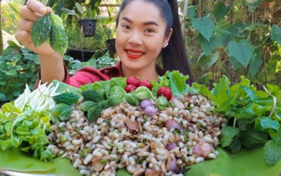 泰国吃播红唇姐生吃酸辣蚂蚁卵