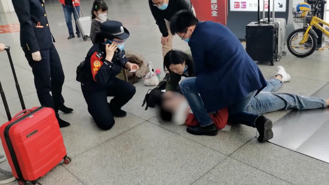 惊险！24岁男子突发室颤险猝死，路过医生及时出手挽回生命
