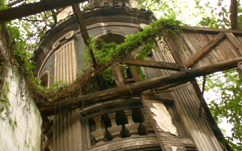 重庆18梯对面山上法国老钟楼仁爱堂百年老钟楼