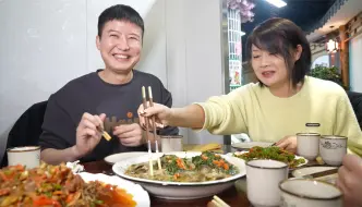 Download Video: 新疆乌苏特色美食酸菜鸡，鸡肉鲜香酸菜爽脆，配上皮带面太下饭了