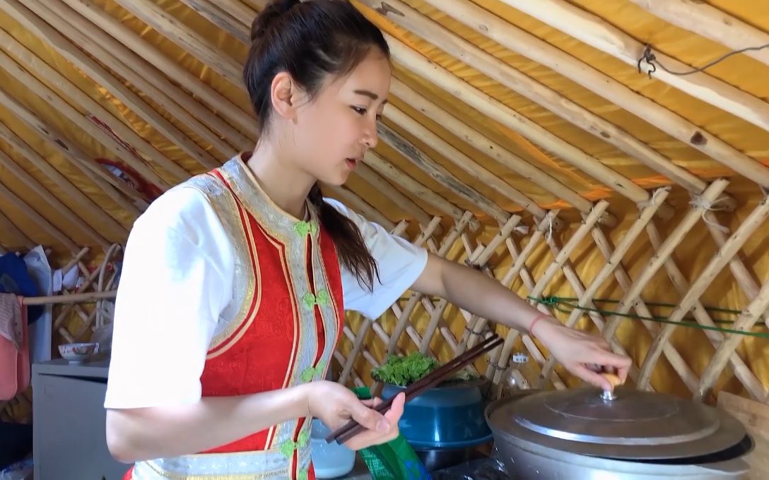 [图]草原姑娘煮草原正宗奶茶,现挤的新鲜牛奶加上砖茶,好想上去尝一口