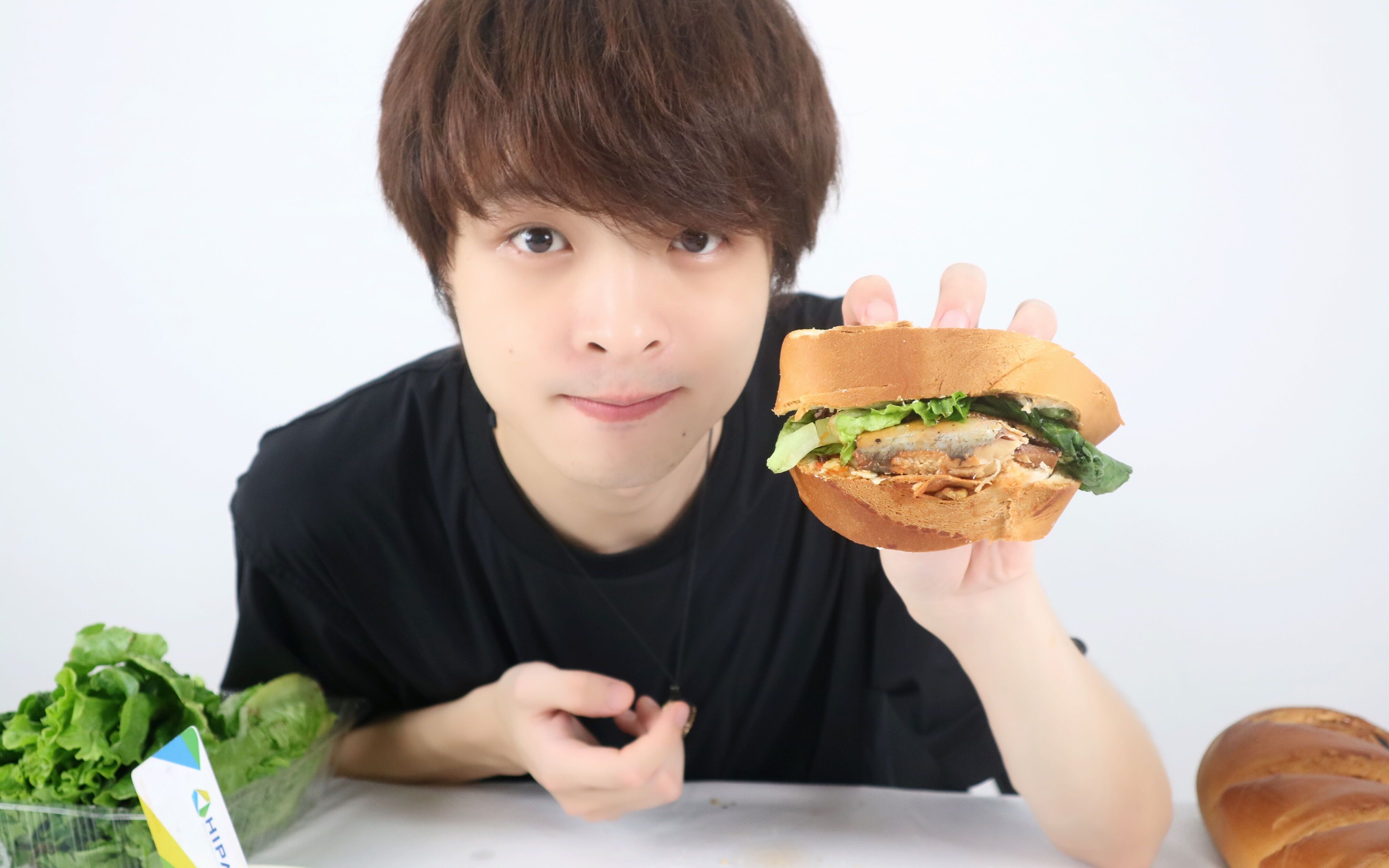 一小伙用袜子神还原憨豆先生秘制小汉堡,味道竟然.