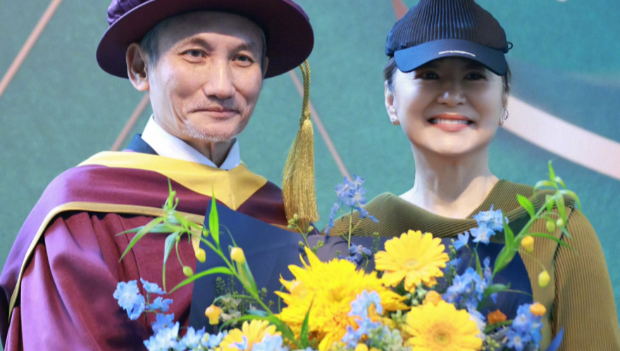 徐克获香港演艺学院荣誉博士，林青霞献花：这份荣耀也献给施南生！林青霞和施南生超越血缘的感情令人动容