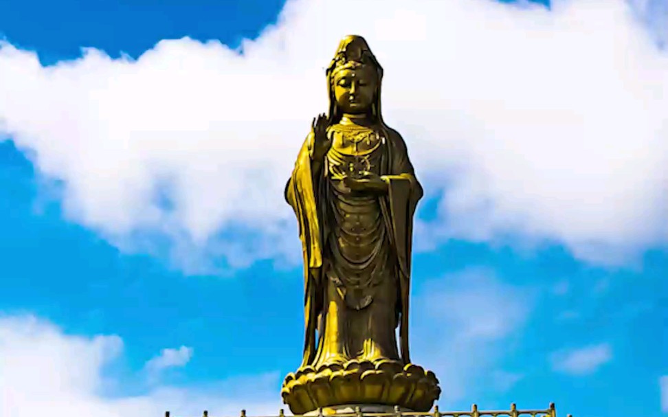 成道日祥云下的南海观音菩萨 观音菩萨的化身"妙善公主",修得千手千眼