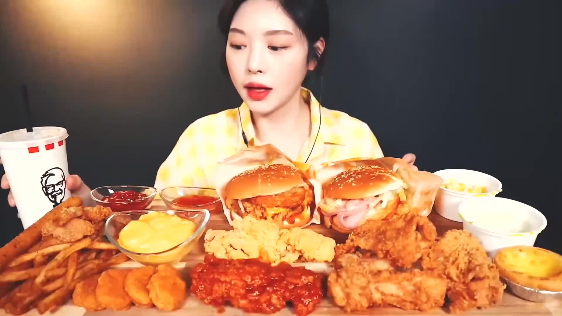 超美福姬姐姐今天吃kfc炸鸡汉堡套餐 油炸食品真不愧是治愈系美食 (1)