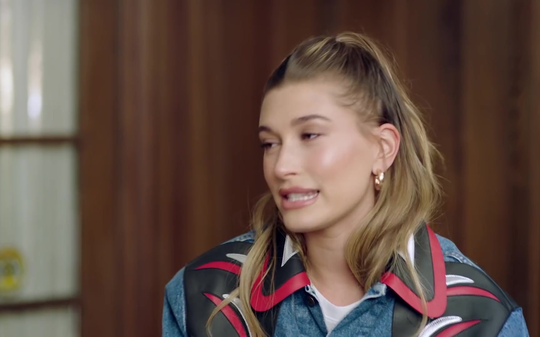 【hailey bieber】coffee talk with emma chamberlain_哔哩哔哩_bili