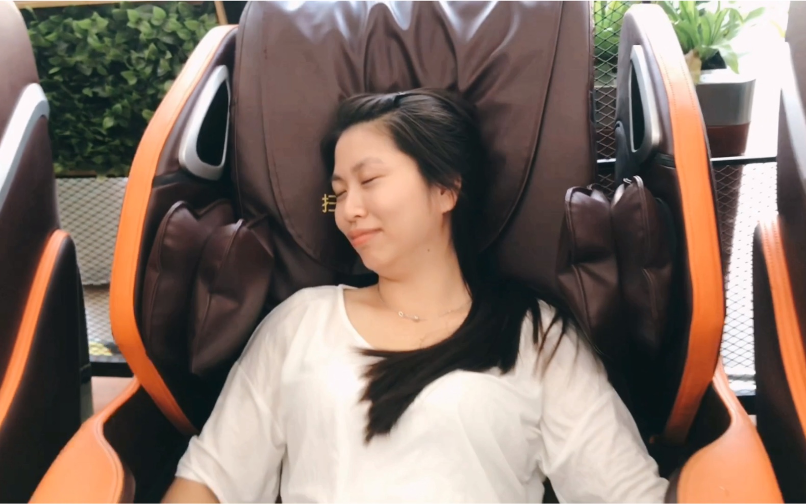 越南媳妇体验按摩椅,表情夸张,哭笑不得