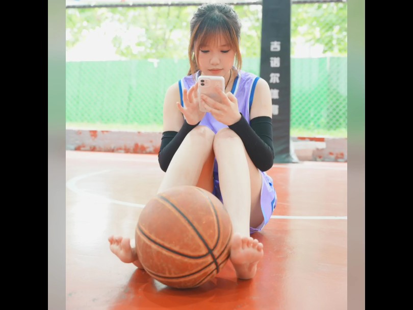 谁家的篮球宝贝这么可爱呀!#无处安放的小jio #脚丫子 #篮球女孩
