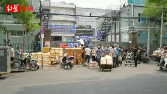 Скачать видео: 北京多家超市下架三文鱼！京深海鲜市场关闭，从业者需做核酸检测